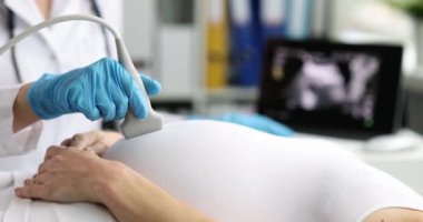 Hamile kadın klinikte ultrasona giriyor. Çocuk cenini kavramının incelenmesi