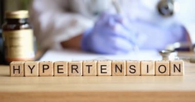 Kardiyoloji kliniğindeki kardiyoloji ofisinde küplerle ilgili yüksek tansiyon metni. Atardamar hipertansiyon teşhisi ve tedavi konsepti