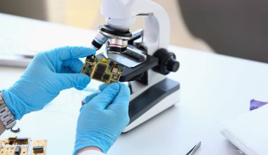 Bir çalışan bilgisayar onarım servisi derleme yedek parça anakart işlemci eller eldiven yükleme için teknoloji geliştirme lehimleme yöntemle tutar