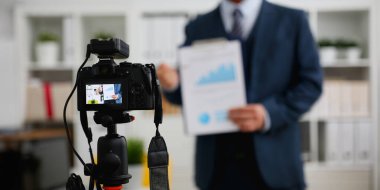 Erkek takım elbise ve kravat istatistikleri grafik pad promosyon videoblog veya fotoğraf oturumu office kamera tripod taşımak için yapım göster. Vlogger selfie satış çözüm ya da Finans Danışmanı yönetimi bilgileri