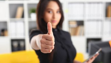 Genç güzel esmer Çinli kadın gösterisi büyük parmak süper zevk office kavramı, onun eser