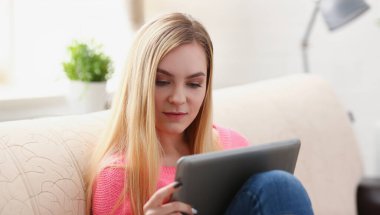 genç güzel sarışın kadın sit kanepe oturma tutun tablet silah güneşli sabah kavram