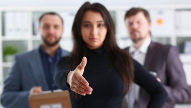 neşeli Genç İşadamları birlikte dostu ekip kadın çalışmaktan mutluluk el tanıdık kavramı ödünç