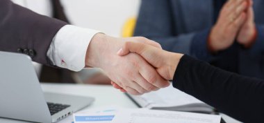 mutlu Genç İşadamları var olun başarı anlaşma kavramı ofis sıkışalım birbirleri ile Toplantı