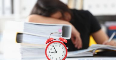 Yorgun ve bitkin Çinli kadın bir sürü belge düşmek uykuda ile iş var. Büyük kazık belge klasörleri, baş ağrısı ve depresyon kavramı