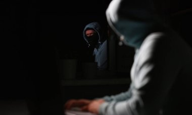 Mevsimlik ayna adam tarakçı maskeli bağlantı darknet arama bilgi banka sistemi pc çatlamak karanlık web kullanır çalıntı kredi kartı bulut satın yasadışı hizmetleri için