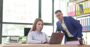 İş arkadaşı ajan ortak bilgisayarda cep telefonu 4K filmi kullanarak bilgi topluyor. Ticari gizli konsept