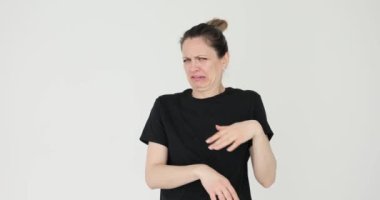 Yüzünde tiksintiyle el sallayan bir kadın filmi ağır çekimde. Kibarca nasıl reddedilir