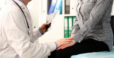 X-ışını görüntüsü ile klinik doktor hasta el tutun. Doktor stetoskop destek hasta kadın. Hastane sağlık muayenesi. Kadın ziyaret Medic uzmanı. Sağlık terapisi Lifestyle