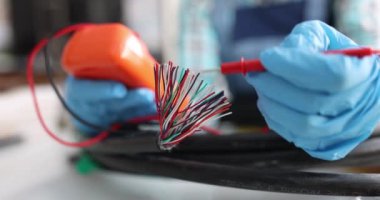 Ağ kablolarının çoklu kontrol kalitesi yakın çekim. Elektrikçi kavramı olarak çalış