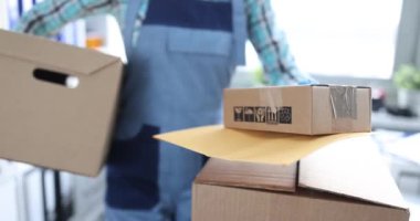 Kurye paketle birlikte kutuyu teslim eder. Mal teslimatı kavramı