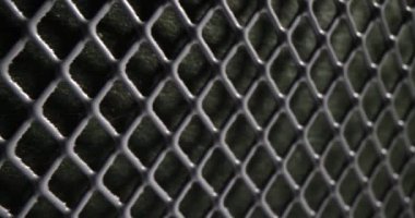 Siyah arkaplanda gri bal peteği şablonu var. Metal kutunun kusursuz tasarım ögesi