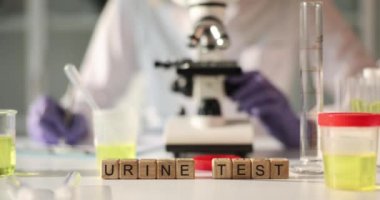 Bilimadamı laboratuvarda mikroskop kullanarak idrar tahlili yapıyor. Klinik idrar tahlili ve idrar tahlili.