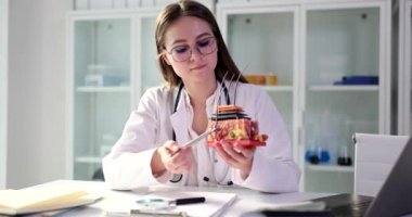 Kıllı deri yapısının plastik modeli kozmetolojistin ellerinde eğitim için. Derinin yapısı ve anatomisi