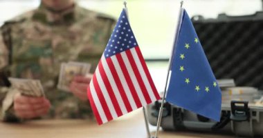 Ordu, eu ve A.B.D. bayraklarıyla dolar sayıyor. Ukrayna 'da askeri silah ve savaş satışı