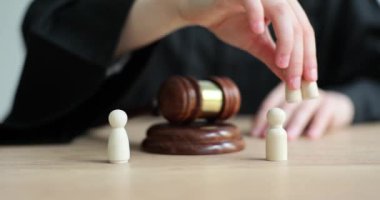 Mahkeme salonunda annelik haklarından mahrum bırakılmak. Yasa çocukları ebeveyn istismarından korur.