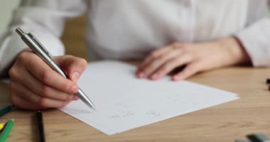 Matematik egzersizleri kaydetmek öğrencilerin problemleri yakın plan çözer. Öğrenciler için daha yüksek matematik