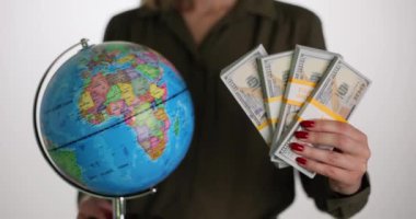 Amerikan para birimi konsepti, banknotlar ve dünya kadınların elinde. Küresel ekonomi üzerinde güçlü dolar etkisi