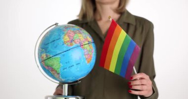 Kadının elinde dünya ve LGBT gökkuşağı bayrağı var. Genel LGBT topluluğu ve savunuculuğu