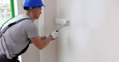 Kapalı kapılar ardında paten aleti olan bir işçi. Ofis duvarı resmi