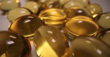 Omega 3 yağ asitli şeffaf kapsüller. Tıbbi eczane ve cilt bakımı kavramı