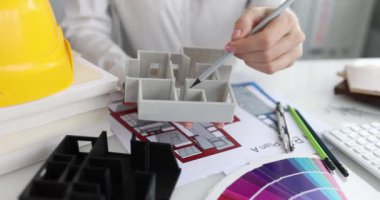 Tasarımcı ev projesinin 3D modelini gösteriyor. 4K yakın çekim filmi. Kır evleri konsepti için mimari projeler