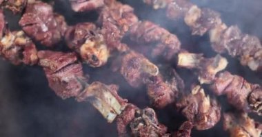 Şişler üzerindeki taze sulu et kırsalda sıcak Brezilya 'da kızartılıyor. Yemek için nefis et şiş kebap hazırlama işlemi.