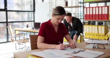 Erkek çalışan arkadan kadın meslektaşına gelir ve iş yerinde şakayla boğularak öldürür. Duygusal meslektaşlar ofiste yavaş çekimde eğlenmek için kavga ederler.