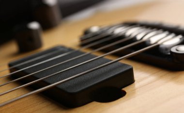 Fretboard 'da gitar telleri. Gitar eğitimi kursları konsepti