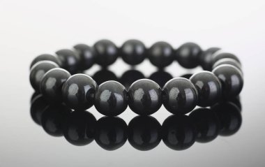 Yuvarlak topları olan siyah bilezik. Sağlık konsepti için manyetik bilezikler