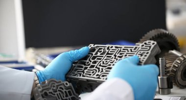 Eldivenli adam araba vites kutusunu tutuyor. Otomotiv konseptinde garanti ve fabrika davalarının soruşturulması