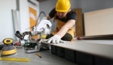 Erkek üstat lamine yapmakla meşgul. Zemin kaplamalarının değiştirilmesi konsepti