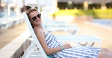 Güneş gözlüklü gülümseyen kadın portresi. Otel hizmetleri kavramı