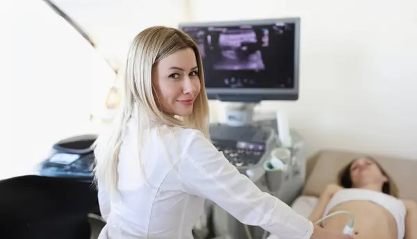 stock image Doctor doing ultrasound scan to woman patient in clinic. Instrumental diagnostics concept