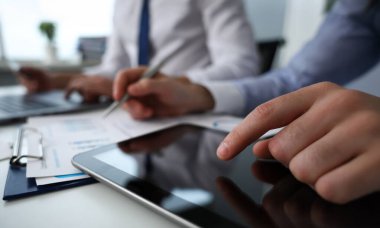 Tablet pc ekran closeup kullanarak erkek kol noktası parmak. Borsa öğrenci yönetim zaman sohbet bağımlısı elektronik banka modern yaşam tarzı iş planı paylaşımı blog cıvıldamak mania haber web uygulaması