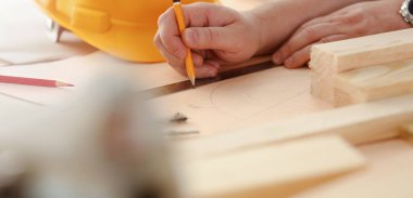 Portre ahşap ölçme alt kollarından. El ile iş DIY ilham iyileştirme iş düzeltme Dükkanı sarı kask sanayi başlangıç işyeri fikir baret kariyer cetvel endüstriyel eğitim