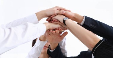 Takım elbiseli insanların grup grup kazanmak closeup için elinde geçti. Beyaz yakalı liderlik yüksek beş işbirliği girişimi başarı kurumsal yaşam tarzı arkadaşlık anlaşma yığın yığın kavram