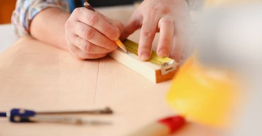 Portre ahşap ölçme alt kollarından. El ile iş DIY ilham iyileştirme iş düzeltme Dükkanı sarı kask sanayi başlangıç işyeri fikir baret kariyer cetvel endüstriyel eğitim