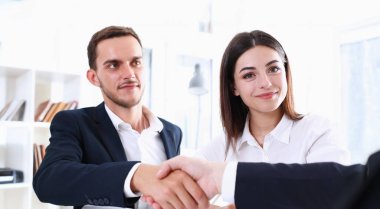 Takım elbise sıkışalım gülümseyen adam Merhaba ofis portre olarak. Arkadaş hoş geldiniz arabuluculuk teklif pozitif giriş selamlıyorum ya teşekkürler jest Zirvesi katılma onay grev kavramı kol pazarlık