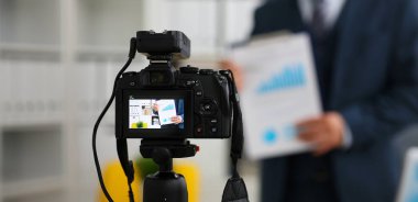 Erkek takım elbise ve kravat istatistikleri grafik pad promosyon videoblog veya fotoğraf oturumu office kamera tripod taşımak için yapım göster. Vlogger selfie satış çözüm ya da Finans Danışmanı yönetimi bilgileri