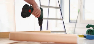 Düz matkap delik ahşap bar closeup içinde olun. DIY iş ilham geliştirme tamir dükkanı powersaw tezgah sanayi başlangıç işyeri fikir kariyer tıraş endüstriyel eğitim kavramı