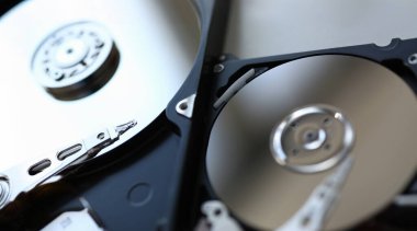 Bilgisayar veya dizüstü bilgisayar sabit disk tamir dükkanı tablo yer almaktadır. Hata tanılama gerçekleştirir ve acil onarım kurtarma kayıp veri silme Hdd closeup sırasında gerçekleştirir
