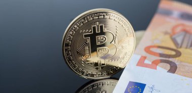 Kripto Döviz Alım bitcoin arka plan euro banknot konu Altın Borsası piramit para büyüme veya sonbahar Döviz Kuru closeup için karşı'nın.