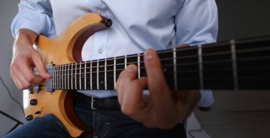 Erkek tutan ve oyun klasik şekli ahşap elektro gitar closeup silah. Altı Müzik Okulu eğitim sanat eğlence elektrik vintage sahne Dükkanı eğleniyor öğrenme yaylı hobi kavramı keyfi