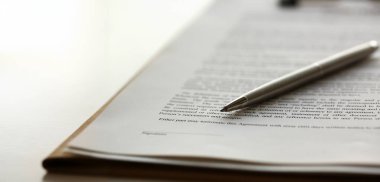 Gümüş kalem portre arka plan şişirmek için kırpılmış formunda yalan. İşareti jest okuma Paktı satış aracı banka iş yapmak Not kredi kredi ipotek Yatırım Finans Şef