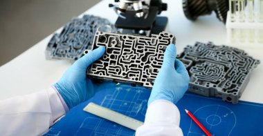 Hydroblock ayrıntılı tanılama ve tahminleri ayrıntılı test iletim closeup kurut otomatik şanzımanı otomatik Onarım Servisi tamirci mavi koruyucu eldiven elinde tutar.