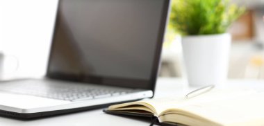 Gümüş kalem yatan defter sayfası closeup office worktable dizüstü pc ile açıldı. Müfettiş işgal öğrenci sınav veya kariyer strateji kişisel eğitim sahası imza konsepti için