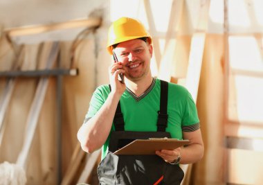 Donanım mağaza mobilya imalat telefonda konuşurken marangoz bir emir alır