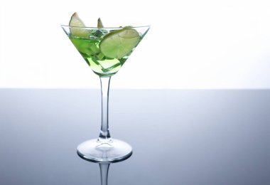 Votka martini cam baskı baskı tenli mutfak arka plan iç ürünleri ev mobilyası modaya uygun bir tasarım siyah gri degrade bar için kokteyl pelin dilimlenmiş meyve ve buz.