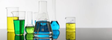 Kimya endüstrisi ampul mavi pembe Pembe sıvı laboratuvar tüpleri ile stand sıvı test geliştirme maddeler zehirler katkı maddeleri stabilizatörleri tatlar ev temizliği test laboratuvarı tablo.